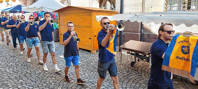 Bild 2: Am Sonntag strömen die Besucher nur so nach Meßkirch
