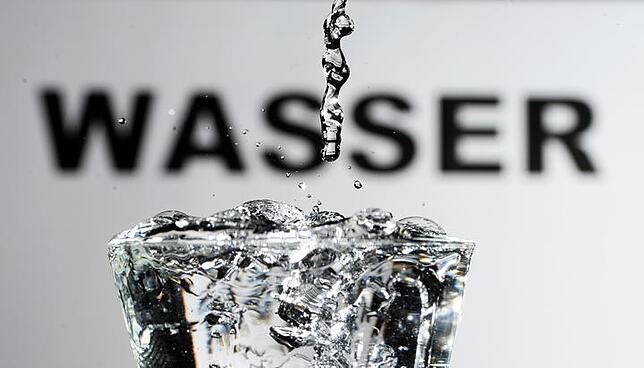 Wasserpreis Der Morgen nach der Party wird leichter, wenn Sie abends schon reichlich Wasser trinken.