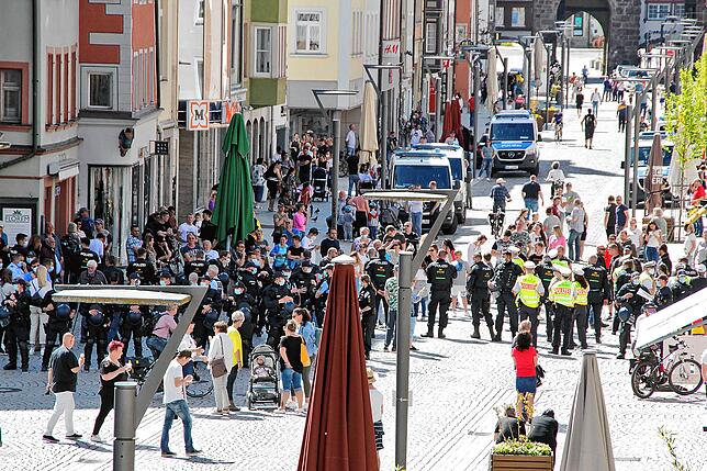 Bild 16: Polizeigroßaufgebot und Demos in Villingen: Der etwas andere Muttertag im Fotorückblick