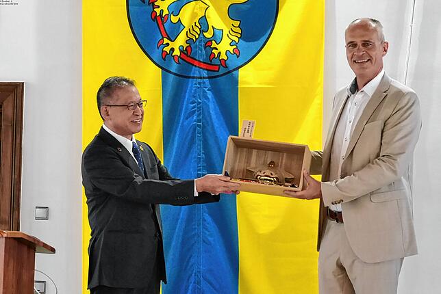 Der stellvertretende Bürgermeister von Kahoku, Shigehisa Takemoto, überreichte dem Meßkircher Bürgermeister Arne Zwick anlässlich des ...