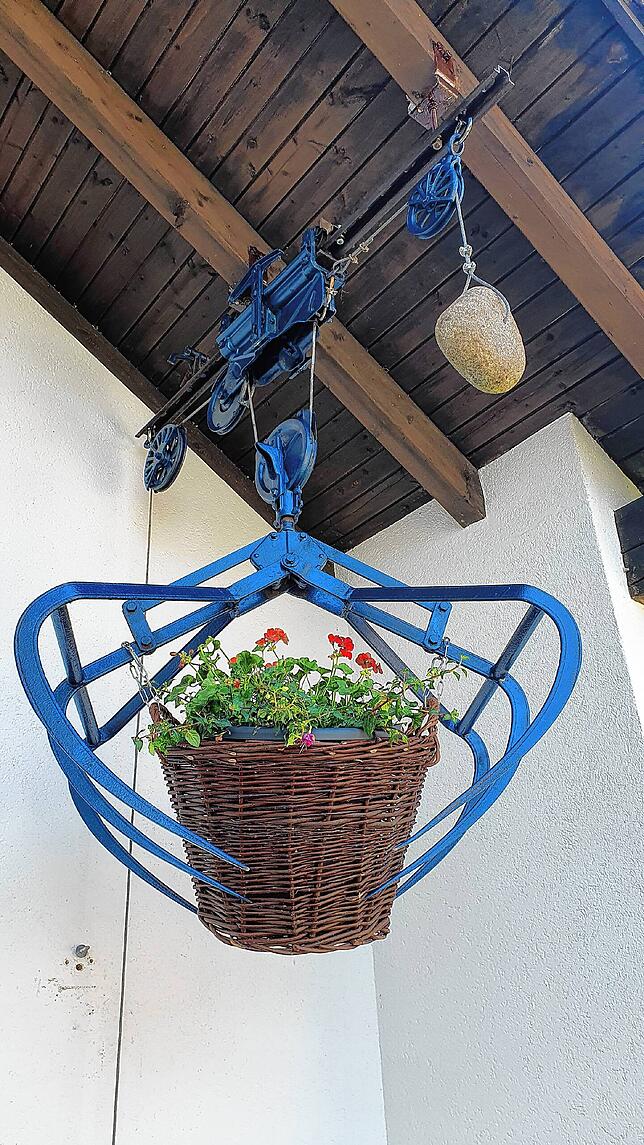 Der restaurierte Heuaufzug als Blumenampel in Görwihl.