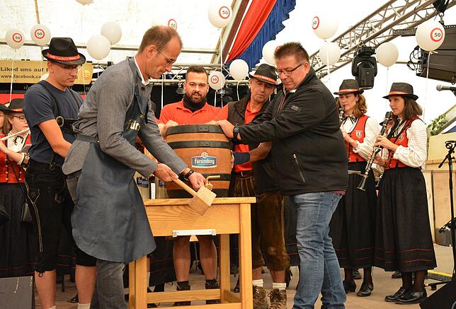 5: Mit dem Faßanstich durch Bürgermeister Jörg Frey kann der Volksfestspaß endlich beginnen. Flankierend wird er unterstützt von ...