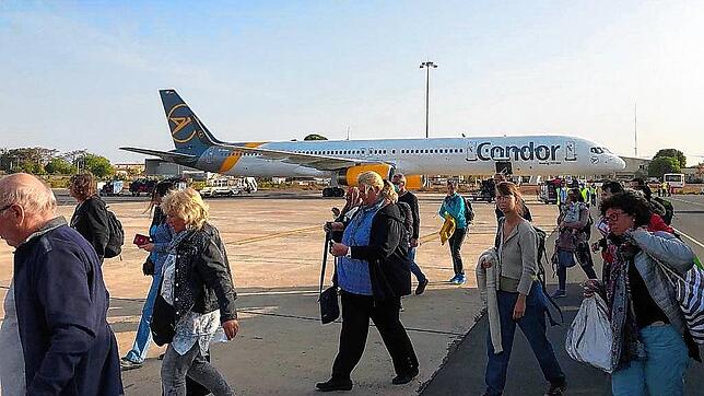 Als es in Gambia endlich zum Flugzeug ging, kam bei den Reisenden Erleichterung auf.