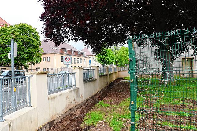 Viel zu niedrig: Insbesondere im Bereich Friedhofstraße/ Hindenburgringe werden die alten Zaunelemente im dritten Bauabschnitt ...