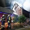 Die Feuerwehr löscht Sonntagnacht einen Brand im Hüfinger Ortsteil Behla.