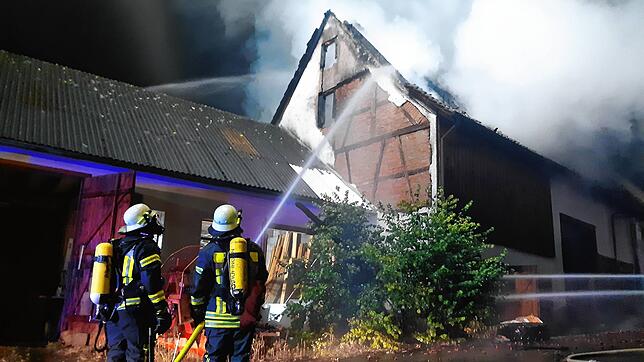 Die Feuerwehr löscht Sonntagnacht einen Brand im Hüfinger Ortsteil Behla.