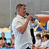 Roland Ruf, Vorsitzender des TV Überlingen, moderierte die Turnschau in der neuen Halle.