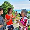 Von der Skybar bietet sich ein schöner Blick auf den Bodensee. Hier im Gespräch sind Marlena und Anja Rock (von links) und Maria Domin.