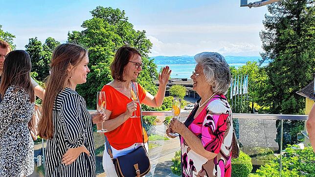 Von der Skybar bietet sich ein schöner Blick auf den Bodensee. Hier im Gespräch sind Marlena und Anja Rock (von links) und Maria Domin.