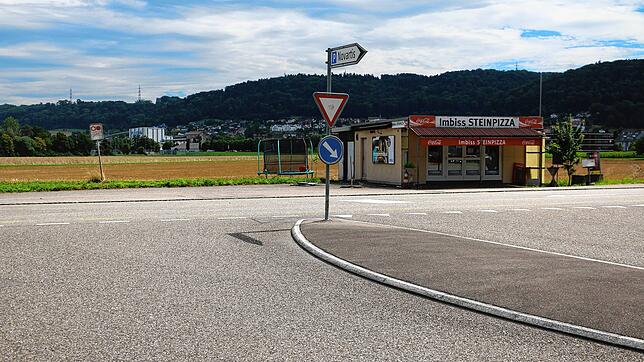 Der Tatort: Auf dem Vorplatz des Imbisses Steinpizza überfuhr der Beschuldigte sein Opfer mit dem Auto.