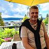 Michael Röther auf der Terrasse seiner Kurklinik. Im Hintergrund der Bodensee, rechts unten die Durchgangsstraße.