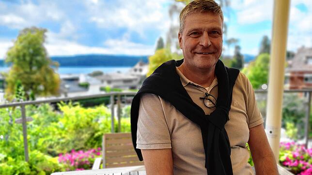 Michael Röther auf der Terrasse seiner Kurklinik. Im Hintergrund der Bodensee, rechts unten die Durchgangsstraße.