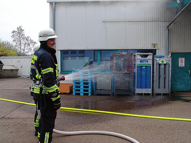 Vorsicht, Explosionsgefahr! Die Feuerwehrleute kühlen die Gasflaschen mit Wasser.
