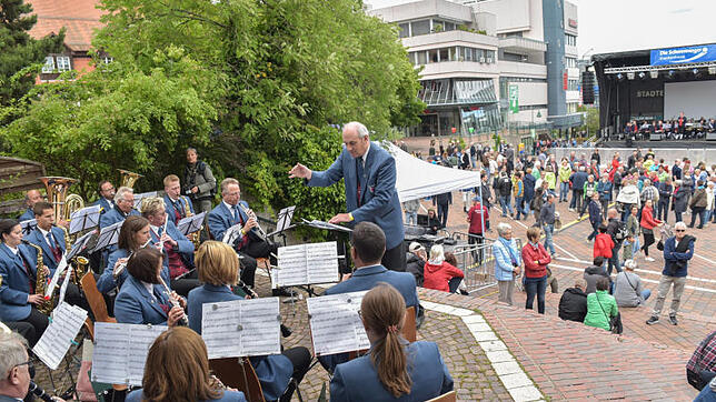Die beiden Stadtmusiken aus Villingen (Vordergrund) und Schwenningen (auf der Hauptbühne) spielen sich musikalisch die Bälle über den ...
