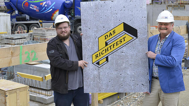 Werben mit einem speziellen Logo für das "Richtfest" am 20. Juli: der künstlerische Leiter Jeremias Heppeler (links) und der ...