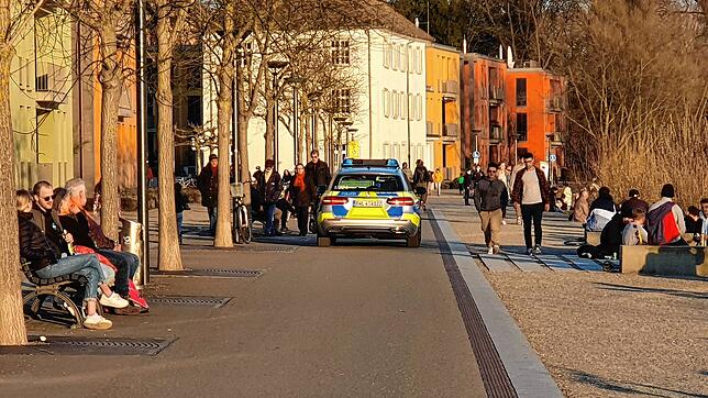 Irgendwie müssen Anwohner und Nutzer des öffentlichen Raums aneinander vorbeikommen &ndash; aber wie? Das Bild zeigt eine Kontrollfahrt ...