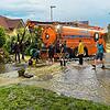 Die Firma Kanalservice Mangold aus Albstadt-Tailfingen drängt das Hochwasser zurück, leitet und pumpt es um, gemeinsam mit der Feuerwehr ...