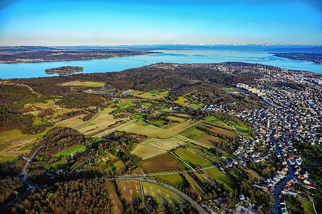 (Archivbild) So sieht das Plangebiet Hafner aus der Luft aus. Zwischen Wollmatingen und Litzelstetten soll in den kommenden Jahren ein ...