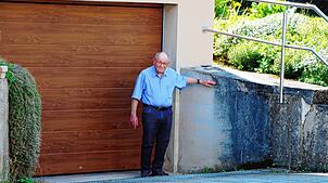 Karl Kienzle zeigt, wie hoch das Wasser am 27. Juni vor seinem Haus stand.