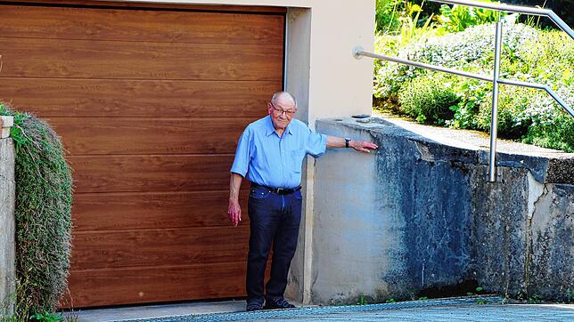 Karl Kienzle zeigt, wie hoch das Wasser am 27. Juni vor seinem Haus stand.