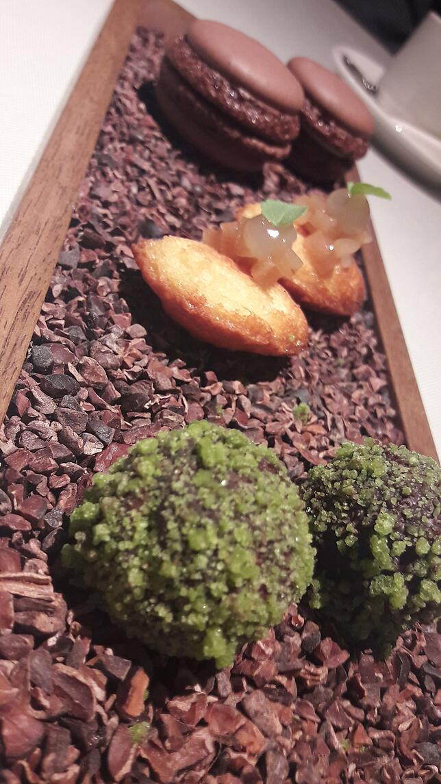 Petit FoursYuzu mit Basilikum: Pralinen aus dunkler Guanaja Schokolade mit einem cremigen Yuzu Kern und einem Mantel aus ...