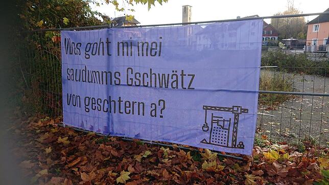&bdquo;Wos goht mi mei saudumms Gschwätz von geschtern a?&ldquo;, steht auf diesem Banner.