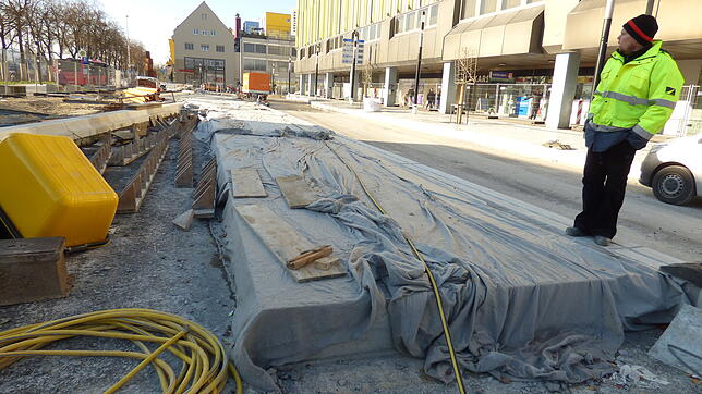 Thilo Mayer vom Tiefbauunternehmen Schleith hat die Bauarbeiten für den künftigen Bahnhofvorplatz im Blick.