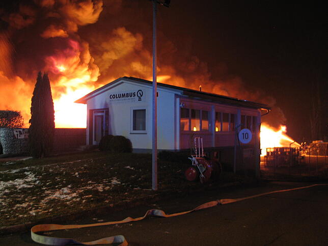 Der Feuerwehr gelang es, die angrenzenden Gebäude zu schützen.