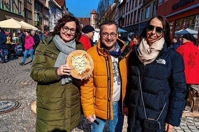 Stefanie Tröndle (links) und Diane Hauser freuen sich über eine Handsignierte Scheibe von Dominik Schaaf und der Spende in Höhe von 2000 ...