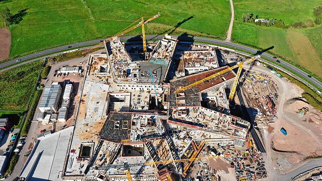 Bild 4: Der Bau des Zentralkrankenhauses Lörrach liegt weiterhin im Zeitplan