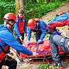 Auf unwegsamen Gelände übernehmen Bergretter die Rettung von verunglückten Personen.
