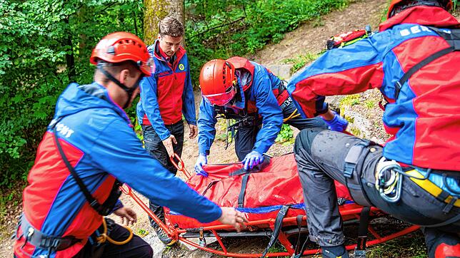 Auf unwegsamen Gelände übernehmen Bergretter die Rettung von verunglückten Personen.