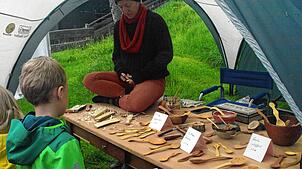 Die Marktbeschicker beim Kunststückchenmarkt am Klausenhof in Großherrischwand hatten sich für den Regen gewappnet, der am Samstag zum ...