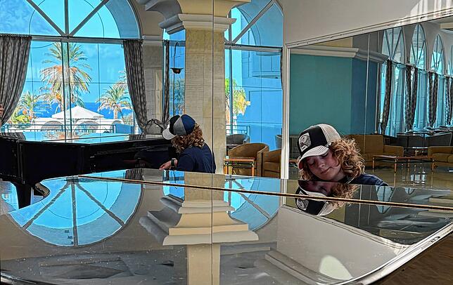 Ferien mit Musik: Levin Giesler spielt am Flügel in einer Hotel-Lobby auf der griechischen Insel Rhodos.