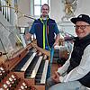 Pfarrer Stefan Schmid (vorne) probiert schon mal aus, wie es sich anfühlt, an der Orgel zu sitzen. Seinem Strahlen nach zu urteilen: ...