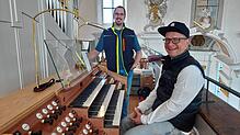 Pfarrer Stefan Schmid (vorne) probiert schon mal aus, wie es sich anfühlt, an der Orgel zu sitzen. Seinem Strahlen nach zu urteilen: ...