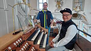 Pfarrer Stefan Schmid (vorne) probiert schon mal aus, wie es sich anfühlt, an der Orgel zu sitzen. Seinem Strahlen nach zu urteilen: ...