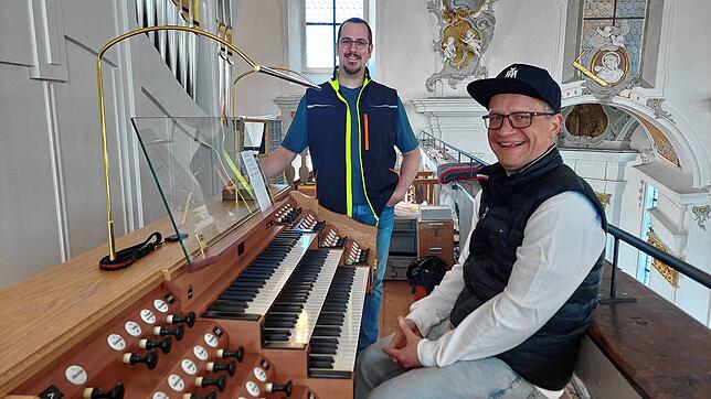Pfarrer Stefan Schmid (vorne) probiert schon mal aus, wie es sich anfühlt, an der Orgel zu sitzen. Seinem Strahlen nach zu urteilen: ...