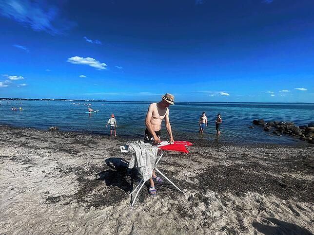 Die beiden Extrembügler bügeln nicht nur beim Klettern, sondern auch wie hier am Strand.