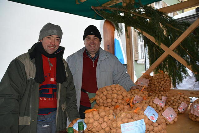 Als "Walnussbauern" sind Gilles und Bruno Convert aus Grenoble in Meersburg bekannt. Diese Jahr verkauften sie zum 20. Mal Walnüsse, ...