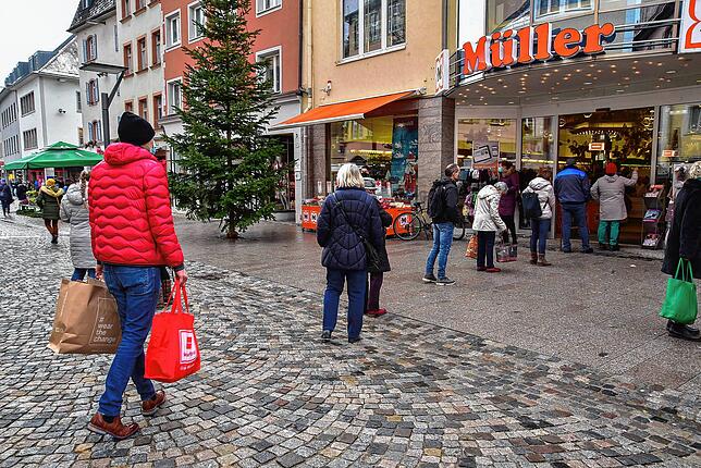 Vor dem Drogeriemarkt Müller in der Villinger Innenstadt bildet sich eine lange Schlange. Bevor die Kunden in den Verkaufsraum dürfen, ...
