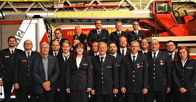 Geehrte, beförderte und neu aufgenommene Mitglieder der Freiwilligen Feuerwehr: Johannes Schucker, Alfred Strobel, Lars-Erik Meyer ...