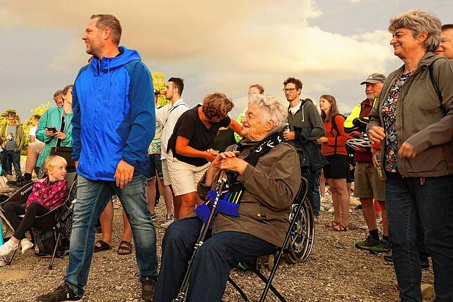 Andreas Jöckle überreichte der 91-jährigen Theresia Gauß einen Fan-Schal. Sie verfolgt das Konzert, bei dem zwei ihrer Enkel mitspielen, ...