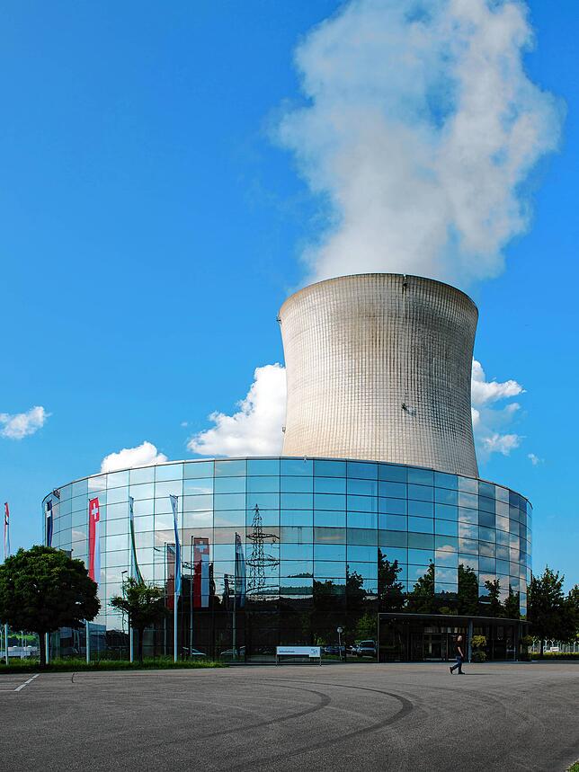 Das Besucherzentrum des Kernkraftwerks Leibstadt mit dem 144 Meter hohen Kühlturm im Hintergrund. Hier beginnt der zweieinhalbstündige ...