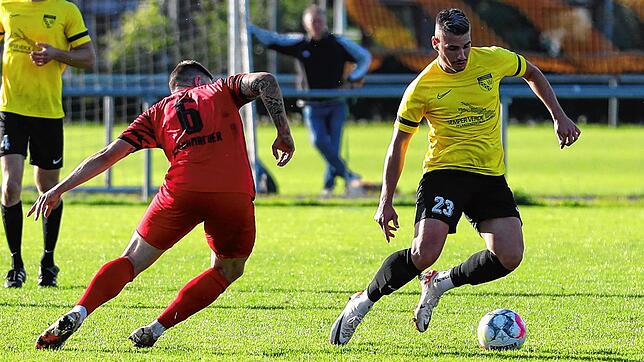 Felix Wäschle (rechts) hier im Duell des FC Öhningen-Gaienhofen gegen den FV Walbertsweiler-Rengetsweiler.