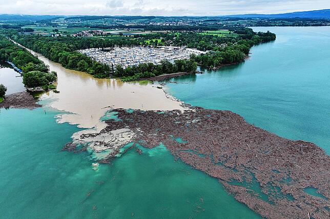 Langenargen: Treibholz schwimmt nach der Mündung des Flusses Argen im Bodensee (Luftaufnahme mit Drohne). Durch das Hochwasser wurden ...