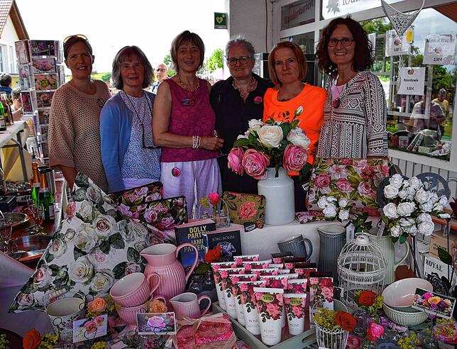 Allerlei Schönes rund um die Rose gab es am Wochenende in Nöggenschwiel an den rund 50 Marktständen zu erwerben. Die Tourist-Info am ...