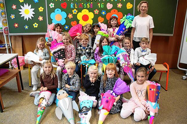 Mit ihren schön gestalteten Schultüten stellen sich die Mädchen und Jungen von Klassenlehrerin Sabine Blum zum Gruppenfoto an ihrem ...