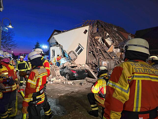 Feuerwehrleute am Unglücksort in Stutensee