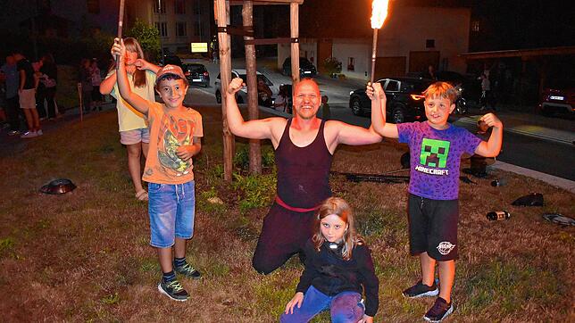 Kinder waren fasziniert von der Feuerkunst beim „Park in Flammen“. „Kommen wir jetzt auch in die Zeitung?“, wollten sie wissen, nachdem ...